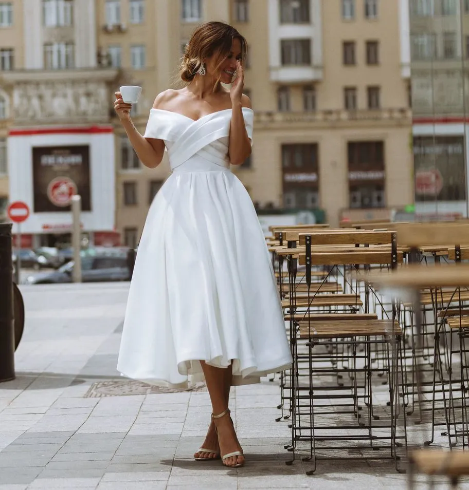 Robe De Mariage Simple À Lacets Pour Mariée En Satin Épaule À Épaule À Épaule À Manches Courtes À Manches Courtes À Manches A Li